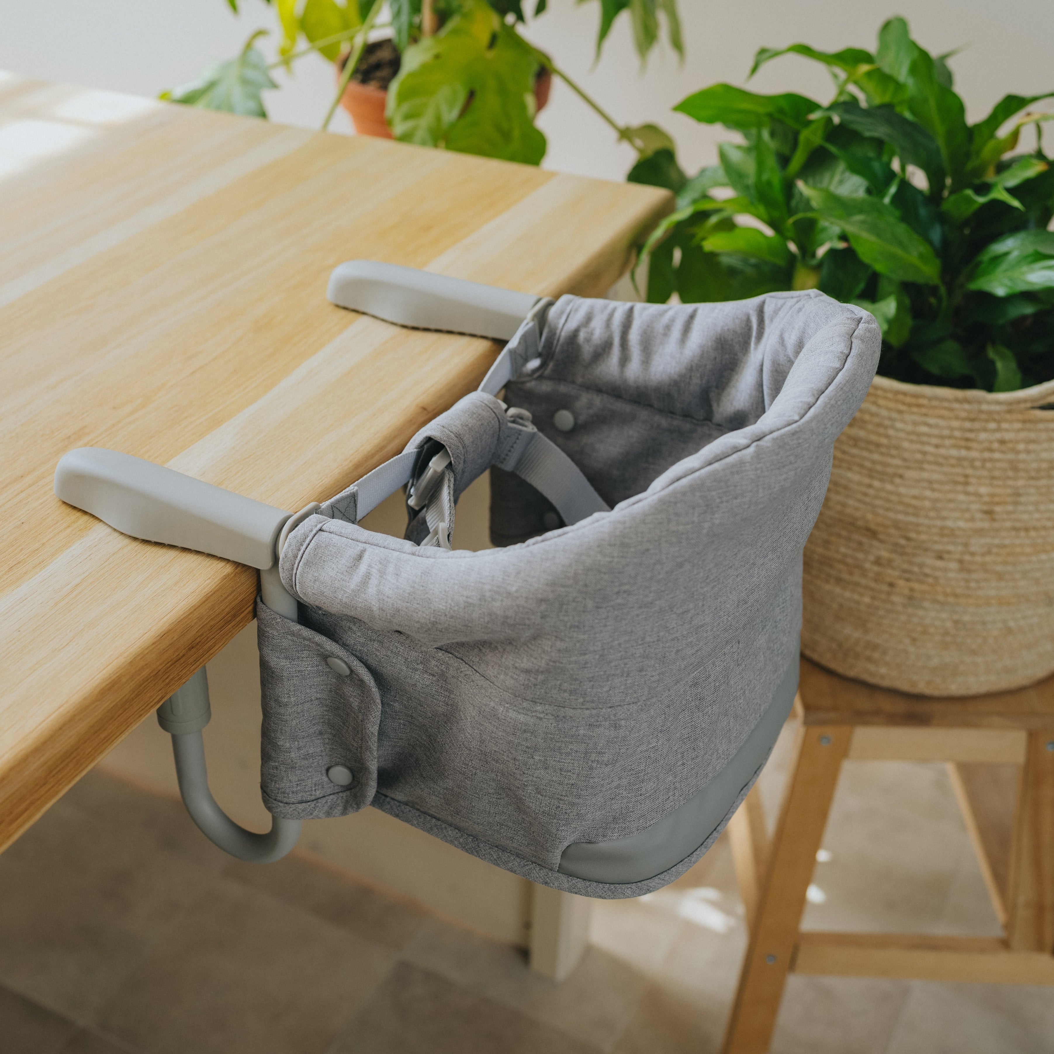 Cadeira de refeição de viagem Monkey Mum® - cinzenta