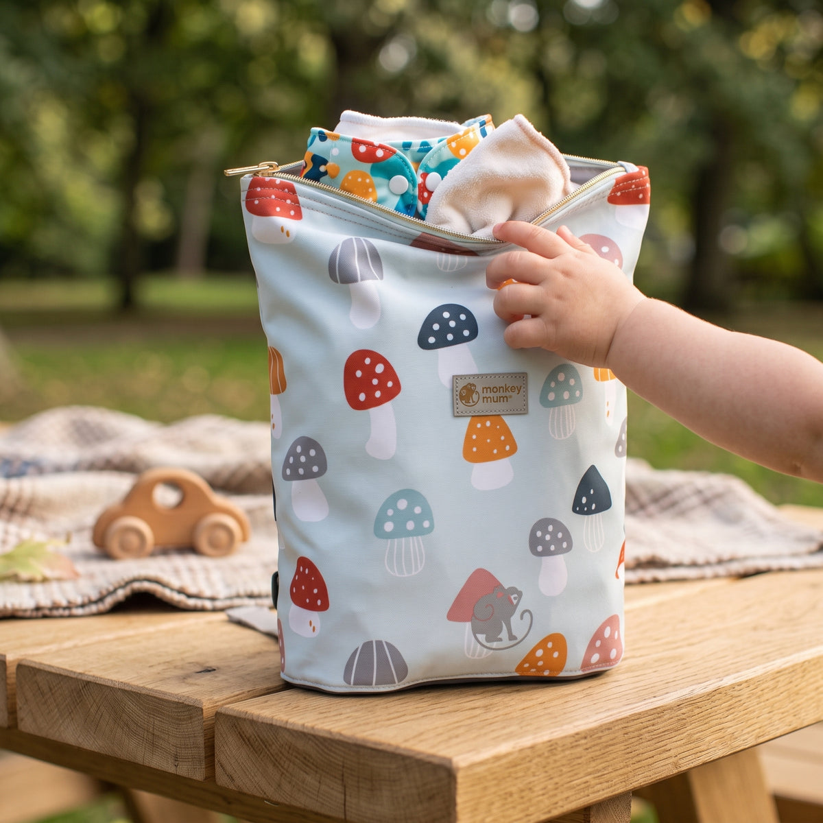 Mochila softshell infantil Monkey Mum® - Amanitas multicoloridas